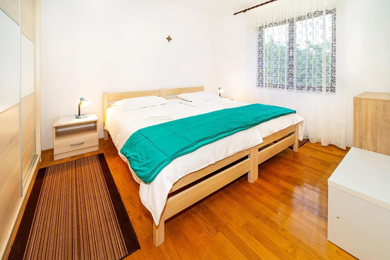 Apartments Jurina Krk Town Luaran gambar