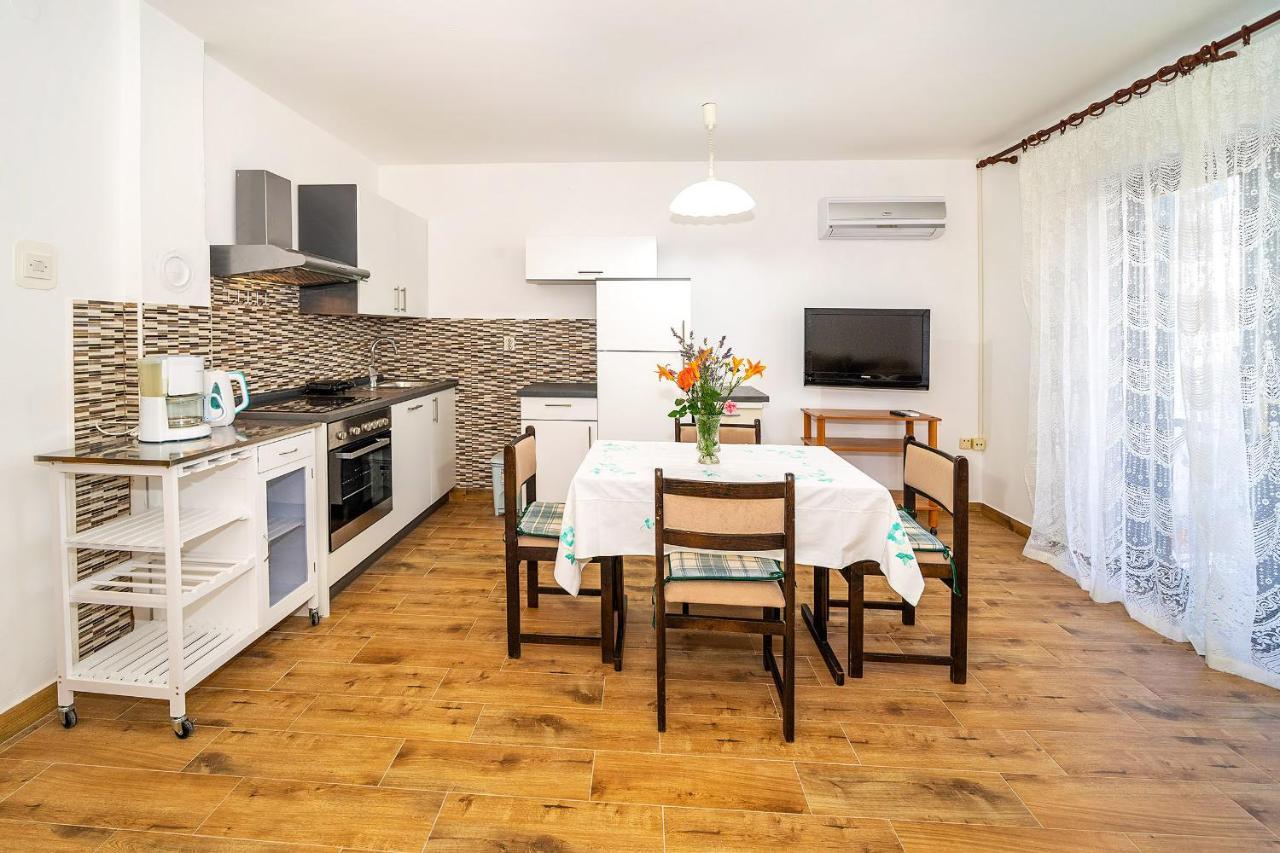 Apartments Jurina Krk Town Luaran gambar