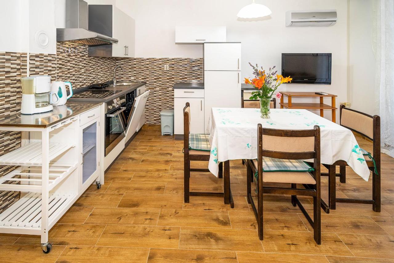 Apartments Jurina Krk Town Luaran gambar